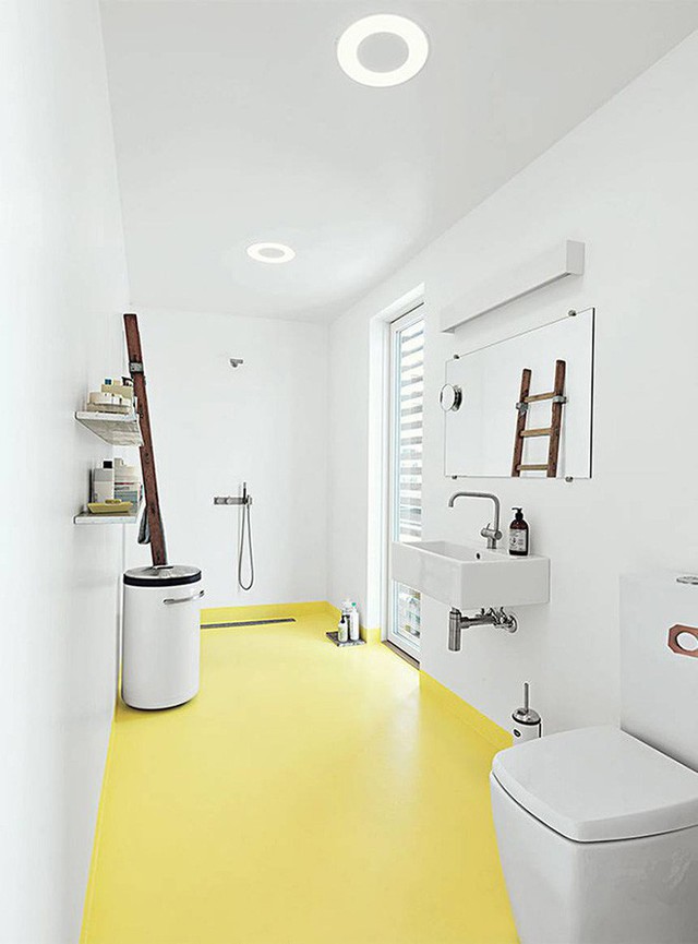 
Giữa căn phòng tắm đơn sắc trắng, sàn nhà mang gam màu vàng tươi trông thực sự rất nổi bật.
