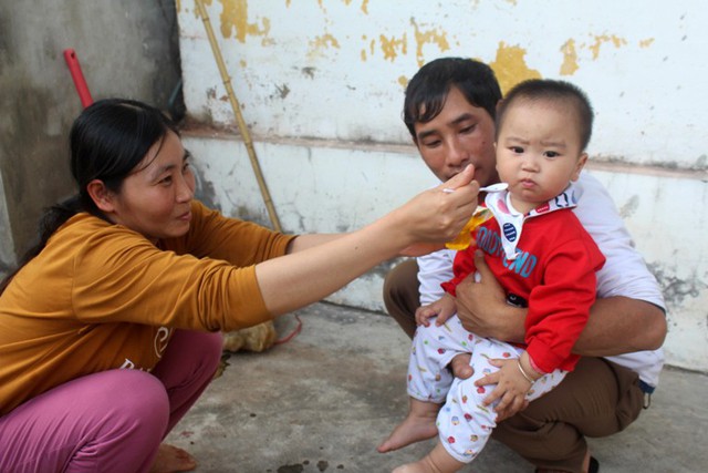 
Cháu Gia Huy còn quá nhỏ trước nỗi đau mất mẹ và tương lai mịt mờ phía trước. Ảnh: Đ.Tùy
