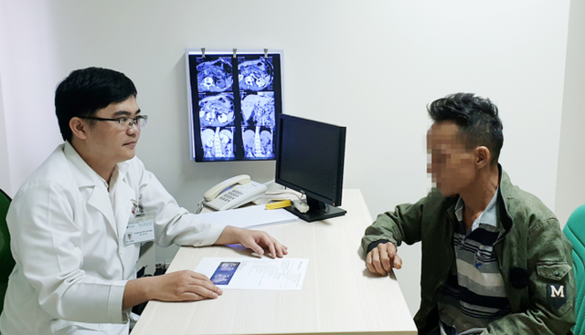 Bệnh nhân được bác sĩ Nguyễn Văn Định tư vấn sức khỏe khi tái khám. Ảnh bệnh viện cung cấp.