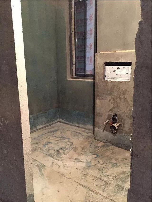 
Góc phòng tắm được xây thô từ lâu nên khá cũ kỹ.
