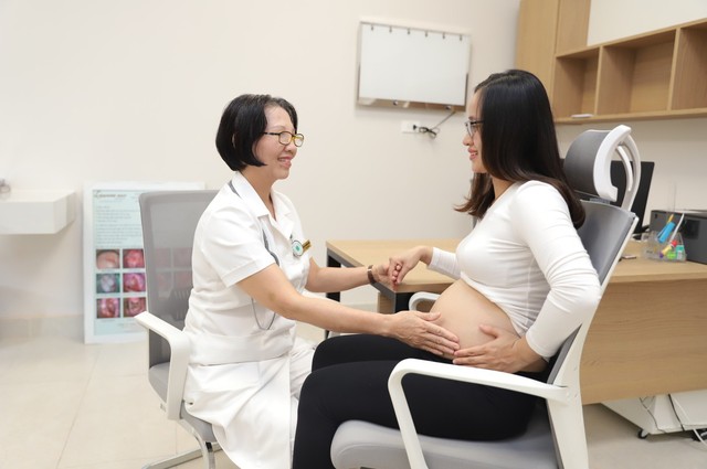 Bác sĩ phụ sản thăm khám, theo dõi trực tiếp trong suốt quá trình thai kỳ của mẹ bầu