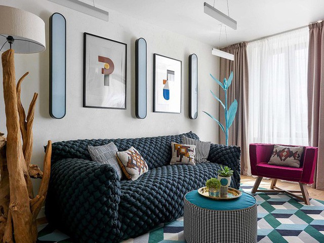 
Màu xanh lam được kết nối từ phòng khách sang phòng ăn với cách décor dành cho thảm trải sàn, cho mặt kính của bàn và ghế ăn.
