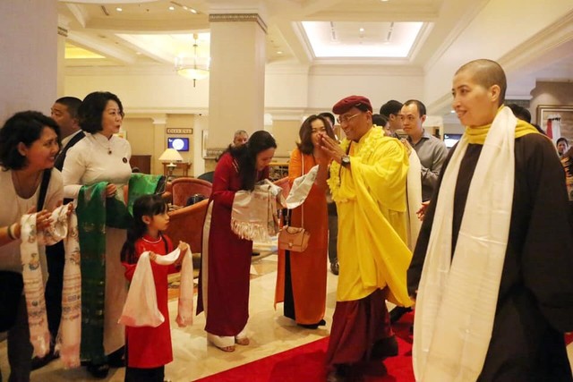 
Đức Gyalwang Drukpa hoan hỉ đáp lễ cùng đoàn Phật tử Việt Nam dâng khăn chúc phúc. Ảnh: Lao động.
