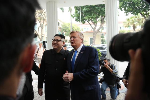 Chiều ngày 22/2 tại trung tâm Hà Nội bất ngờ xuất hiện cặp đôi đóng giả Tổng thống Mỹ Donald Trump và nhà lãnh đạo Triều Tiên Kim Jong Un khiến đường phố náo loạn.