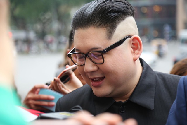 Còn người đóng giả nhà lãnh đạo Triều Tiên Triều Tiên Kim Jong Un là Howard X.