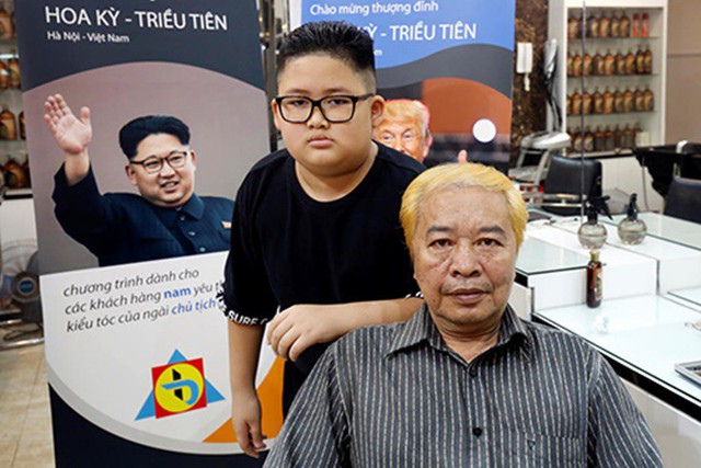 
Hai khách hàng được cắt tóc miễn phí giống Donald Trump và Kim Jong-un. Ảnh: Reuters.
