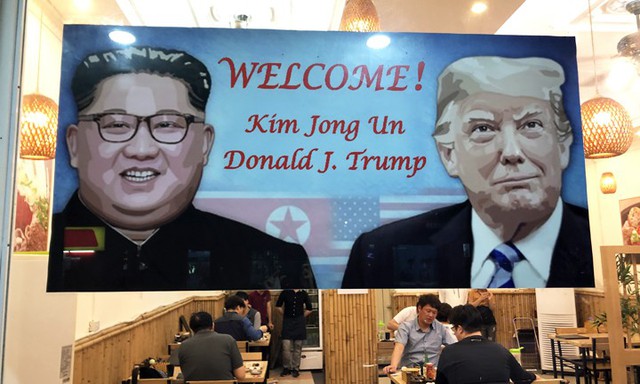 
Băng rôn chào mừng ông Trump và Kim Jong-un trước một nhà hàng ở Nam Từ Liêm. Ảnh: Anh Tú
