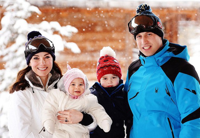 Kate đưa hai con George và Charlotte đi trượt tuyết ở Pháp năm 2016. Ảnh: PA.