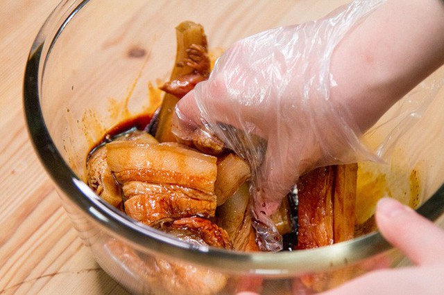 Xếp thịt vào 1 tô chịu nhiệt, lưu ý là xếp phần da xuống đáy bát, phần thịt hướng lên, sau đó trút phần nước ướp thịt vào. Phía trên cùng đặt 5 quả chà là. Mang thịt đi hấp trong khoảng 40 phút.