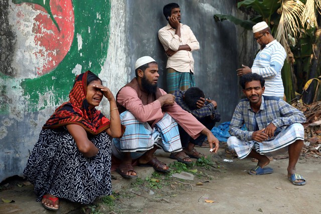 Gia đình nạn nhân của vụ hỏa hoạn tối ngày 20/2 tại thủ đô Dhaka của Bangladesh. Ảnh: Reuters.