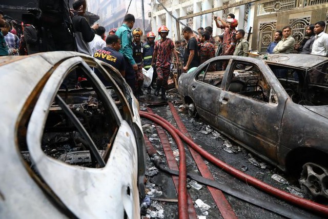 Một thi thể được đưa ra từ vụ cháy tối ngày 20/2 ở thủ đô Dhaka của Bangladesh. Ảnh: Reuters.