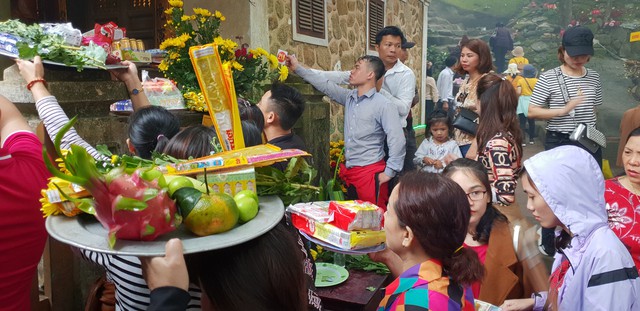 Những ngày khai hội chùa Hương Tích đón hàng vạn du khách về hành hương.