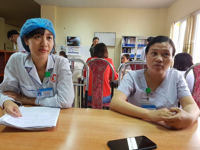 Điều dưỡng viên Lê Thị Hồng Điệp (trái) và đội trưởng Đội chăm sóc bệnh nhân Hoàng Thị Tư.