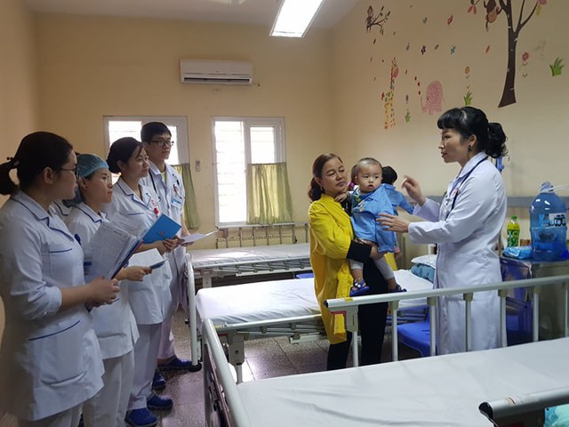 
Hướng dẫn chăm sóc bệnh nhân theo đội, tại Bệnh viện Việt Nam Thuỵ Điển Uông Bí (Quảng Ninh). Ảnh: V.Thu
