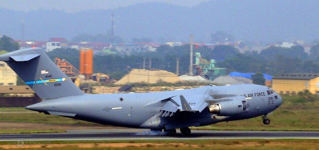 
Một chiếc C-17 Globemaster III trên đường băng sân bay Nội Bài hôm 20/2. Ảnh: Bá Đô.
