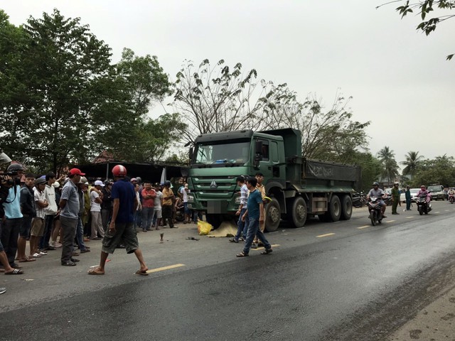 Nhiều người dân tập trung theo dõi vụ tai nạn.