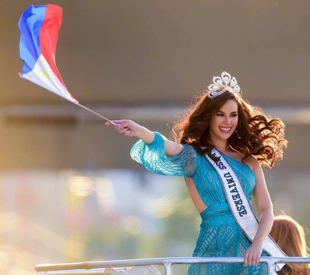 
Bị rớt một mảnh vương miện trị cả tỉ đồng, Hoa hậu Catriona Gray vẫn b&igrave;nh tĩnh. Trước hết tạm thời qu&ecirc;n đi việc phải giải tr&igrave;nh với cơ quan tổ chức v&agrave; c&aacute;c nh&agrave; chức tr&aacute;ch về sự cố n&agrave;y, c&ocirc; vẫn tự tin vẫy ch&agrave;o người h&acirc;m mộ, tươi cười c&oacute;, kh&oacute;c l&oacute;c v&igrave; x&uacute;c động cũng c&oacute;
