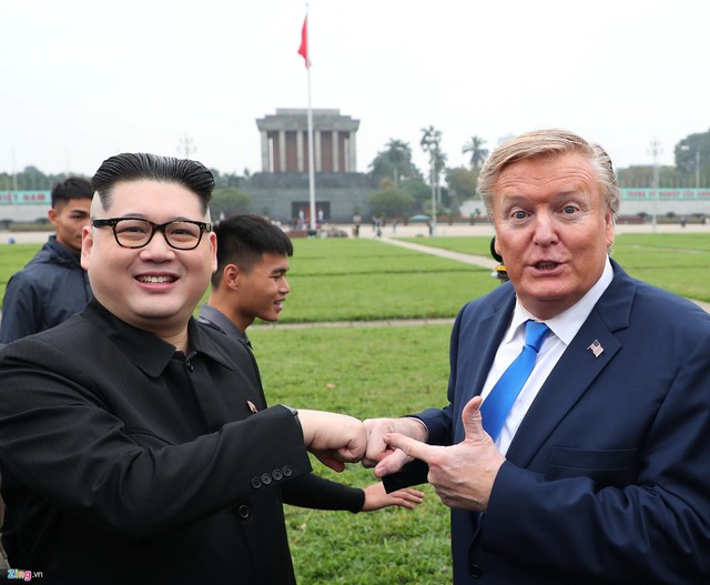 
Howard X (trái) trong vai nhà lãnh đạo Triều Tiên Kim Jong Un cùng bạn diễn Russell White đóng giả Tổng thống Mỹ Donald Trump tạo dáng trước Lăng Chủ tịch Hồ Chí Minh chiều 22/2. Ảnh: Quỳnh Trang.
