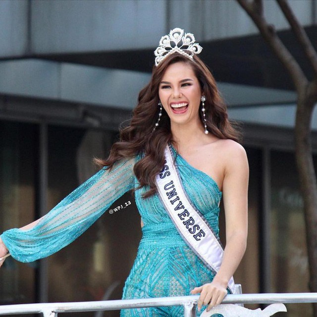 
Giữa l&uacute;c vui mừng kh&ocirc;n xiết trong đ&aacute;m đ&ocirc;ng ch&agrave;o đ&oacute;n m&igrave;nh ngập tr&agrave;n đường phố, Hoa hậu Catriona Gray đ&atilde; l&agrave;m gẫy lu&ocirc;n vương miện danh gi&aacute;
