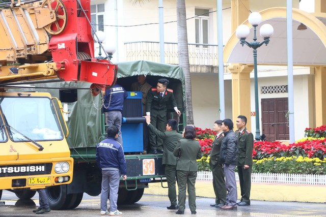 Máy móc, vũ khí, con người được triển khai rầm rộ những ngày qua.