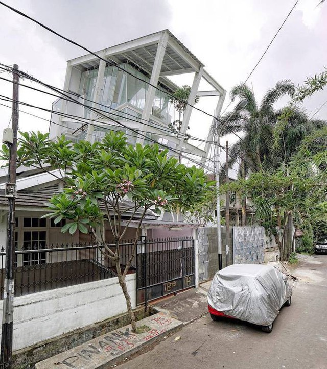 Ngôi nhà nghiêng nằm trên lô đất 8m x 20m ở khu dân cư cao cấp Pondok Indah, Nam Jakarta. Thay vì vuông góc với mặt đất, khung nhà tạo với sàn một góc 70 độ. Nhà xây ba tầng tổng diện tích mặt sàn là 321,4 m2, Home.co.id và Jawapos.com cho biết.