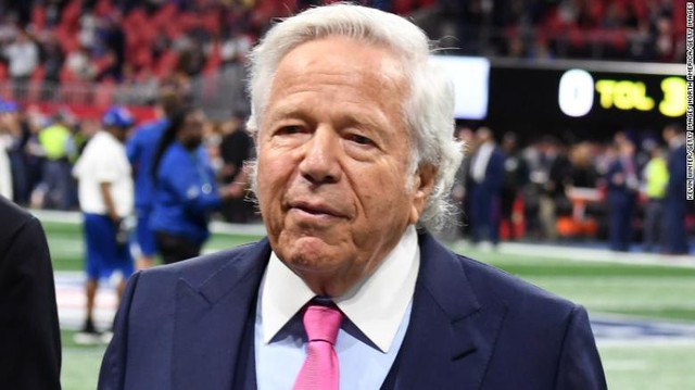 Robert Kraft, 77 tuổi, chủ nhân đội bóng New England Patriots, đang bị cáo buộc mua dâm tại quán mát xa