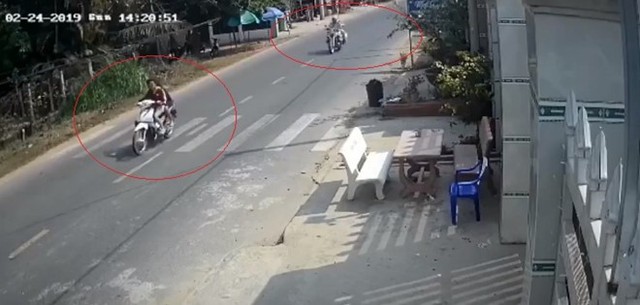 Hình ảnh 2 cố gái chạy xe máy và CSGT chạy phía sau, trước khi xảy ra tai nạn. Ảnh: Cắt Từ Clip.