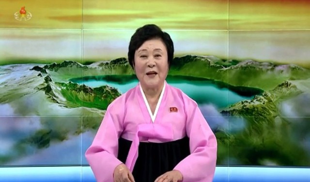 Phát thanh viên Ri Chun-hee (sinh năm 1943) của Đài KCTV, Triều Tiên, đưa bản tin về nhà lãnh đạo Kim Jong-un sang thăm Việt Nam hôm 24/2. Ảnh: KCTV.