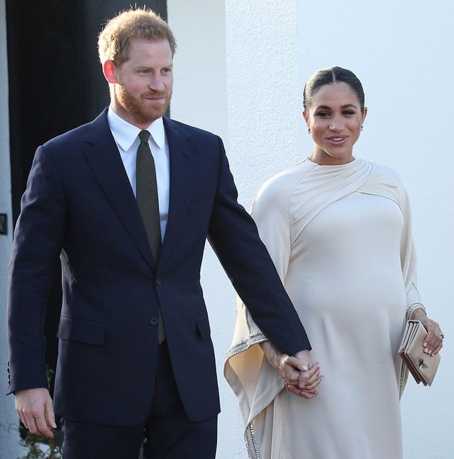 Theo Hello, khi cùng chồng, Hoàng tử Harry, dự tiệc chiêu đãi tại dinh thự của đại sứ Anh ở Morocco chiều tối 24/2, bà bầu Meghan gây ấn tượng với bộ váy bằng lụa cao cấp của Dior.