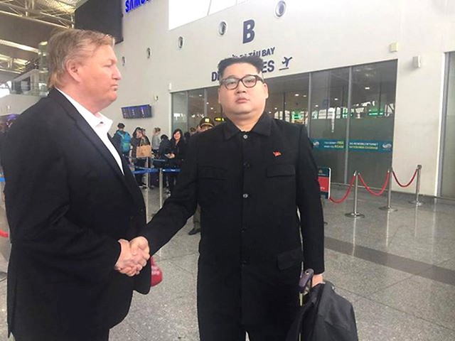 Russell White bắt tay chào tạm biệt bản sao ông Kim tại sân bay Nội Bài sáng 25/2. Ảnh: NVCC.