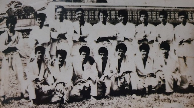 Võ sư Lê Ngọc Minh (đứng thứ năm từ trái qua) huấn luyện võ thuật chiến đấu cho các chiến sĩ quân đội nhân dân Việt Nam tại Hoàng Diệu, Hà Nội. Ảnh: NVCC
