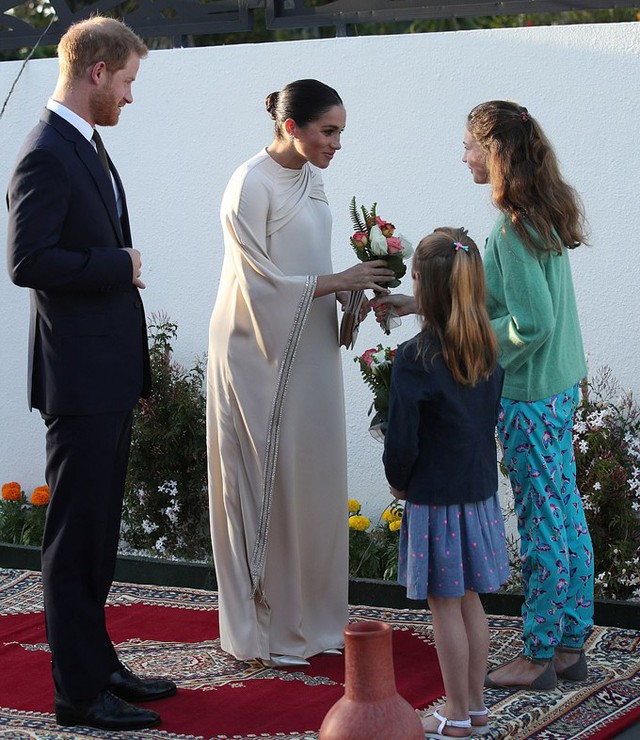 Cặp vợ chồng hoàng gia nhận được hoa từ hai con gái của đại sứ Anh tại Morocco.