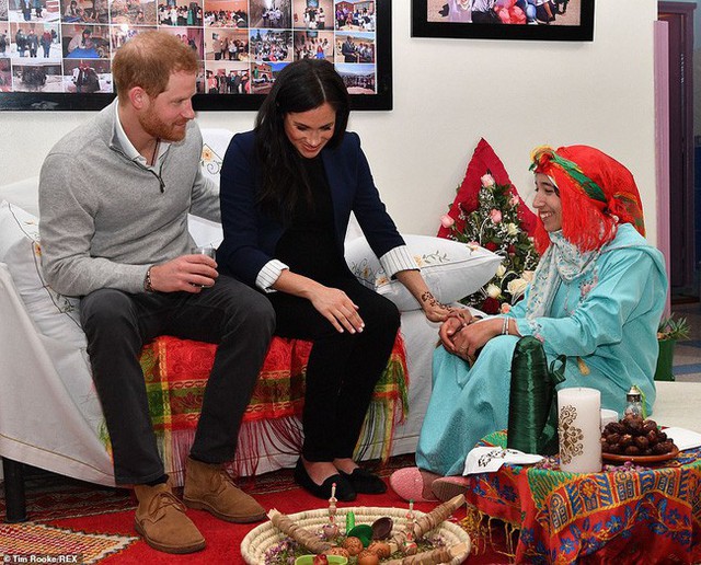 Meghan cũng có một hình xăm hena trên tay theo truyền thông.