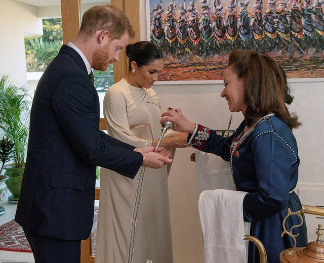 Harry và Meghan được đón tiếp bằng nước hoa hồng để rửa tay - phong tục truyền thống ở đất nước Bắc Phi.