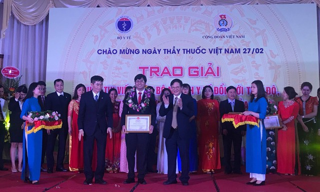 
Thứ trưởng Thường trực Bộ Y tế Nguyễn Viết Tiến trao Chứng nhận cho các tác giả được giải
