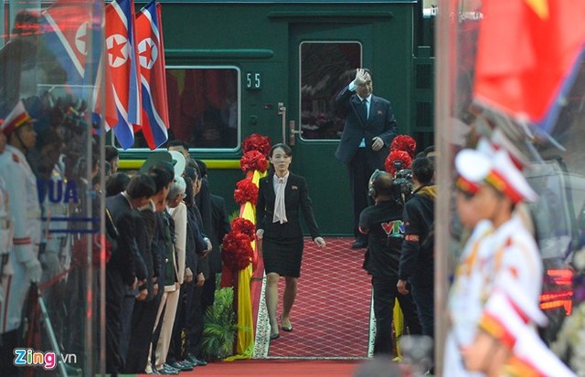 Bà Kim Yo Jong kiểm tra trên sân ga ở Đồng Đăng. Ảnh: Việt Hùng.