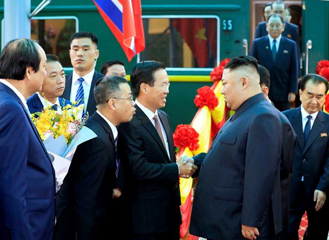 
Ủy viên Bộ Chính trị, Trưởng ban Tuyên giáo Trung ương bắt tay chào Chủ tịch Kim Jong-un khi ông bước xuống khỏi đoàn tàu bọc thép. Ảnh: Nhật Bắc
