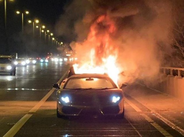 Chiếc Lamborghini của anh Lak Sira bị lửa bao trùm khi đang trên đường tới London tối 22/2. Ảnh: SWNS.