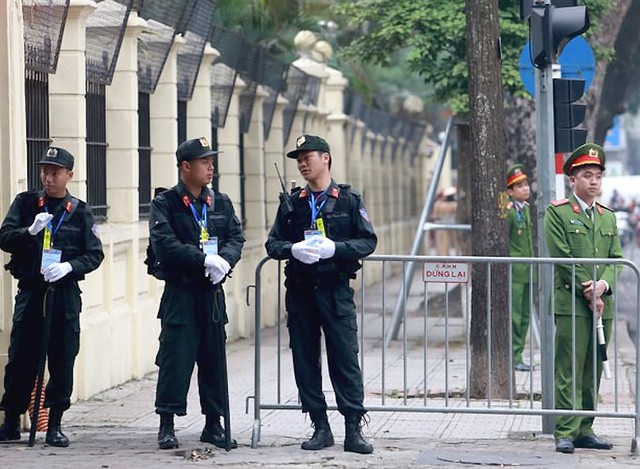Lực lượng cơ động và cảnh sát chốt chặn trên các tuyến đường xung quanh đến Đại sứ quán Triều Tiên. Ảnh: Tất Định. 