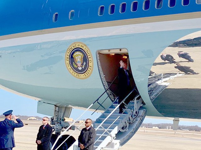 Tổng thống Trump lên máy bay sang Việt Nam dự hội nghị thượng đỉnh Mỹ - Triều Tiên