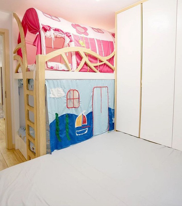 
Phòng của gia đình trẻ gồm giường của bố mẹ và hai bé.
