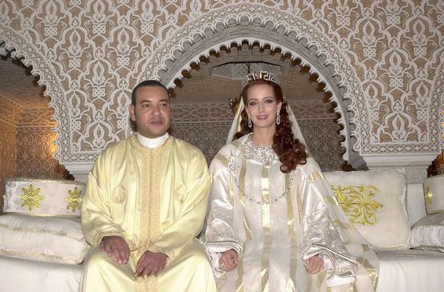 Vua Mohammed VI của Morocco và vợ, Hoàng hậu Lalla Salma tại cung điện ngày 13/7/2002. Ảnh: GC Images.