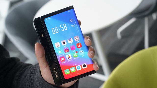 
Smartphone màn hình gập của Oppo khá giống mẫu Huawei Mate X. Ảnh: Brian Shen.
