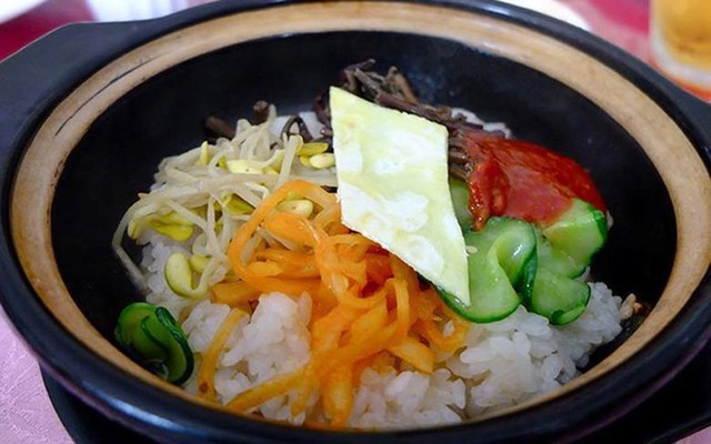 
Khi đến Bình Nhưỡng, món Bibimbap (cơm trộn) thường được nhiều người lựa chọn. Bibimbap bao gồm thịt lợn, kim chi, đậu phụ, rau và gochujang (một loại tương ớt) được trộn đều với cơm trắng và nấu ngay tại bàn ăn trong chiếc bát bằng đá nóng. (Ảnh: Youngpioneertours)
