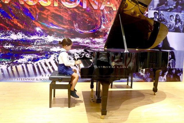 Cô cho biết các bé rất thích piano và nhiều bộ môn khác, đặc biệt là được biểu diễn trước đông người