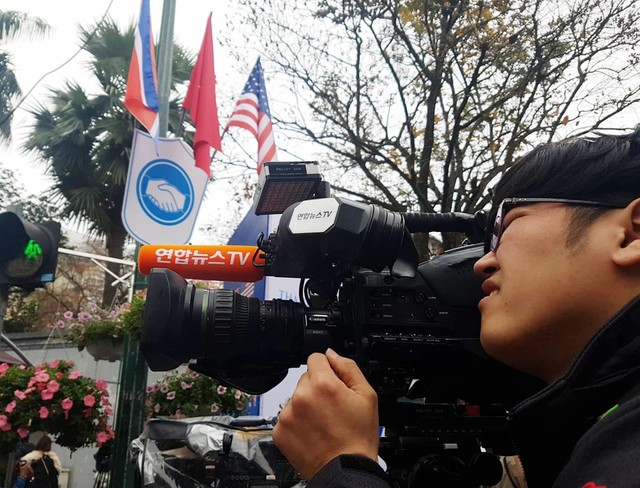Trong khi đó, tại đường Lý Thường Kiệt (Hà Nội), nơi Chủ tịch Kim sẽ đặt chân đến rất nhiều phóng viên đã trực từ sáng sớm.