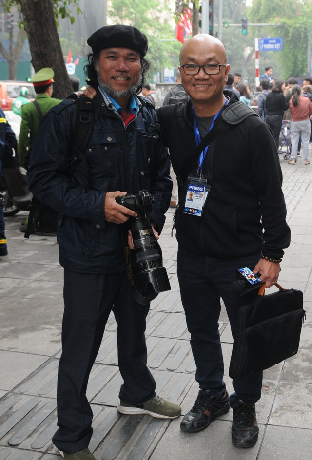 Nhà báo Hoàng Chí Hùng (trái)