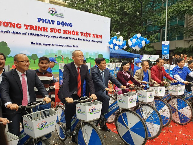 Ông Park Hang Seo cùng các vị quan chức Việt Nam đạp xe hưởng ứng Chương trình Sức khoẻ Việt Nam