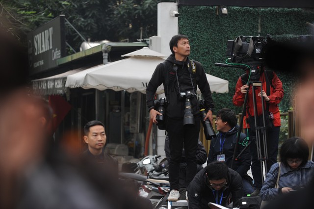 Nhiều phóng viên quốc tế đã mang theo thang để phục vụ cho việc tác nghiệp. Ảnh: Hoàng Chí Hùng
