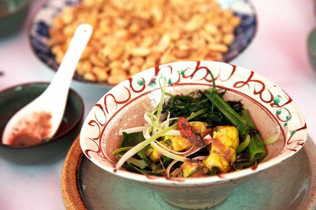 Theo Reuters, thực đơn bữa trưa có chả cá Lã Vọng, món ăn đặc trưng của Hà Nội.